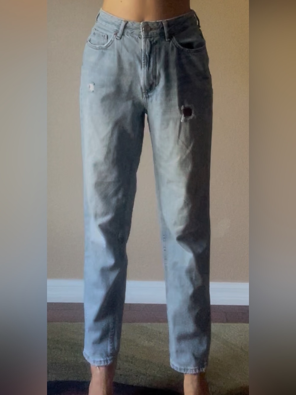 BDG Urban Outfitters High-Rise Mom Jeans Light Wash Distressed Size 28